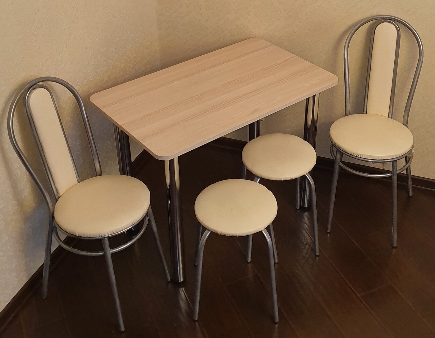 

Обеденная группа Табуретоф стол, 2 табурета, 2 стула (Молоко/Серебро/Стеганный, ст. 100x60 см, Слоновая кость)