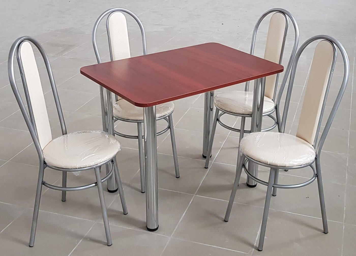 

Обеденная группа Табуретоф стол и 4 стула (Молоко/Серебро, ст. 80x60 см, Вишнево-красный)