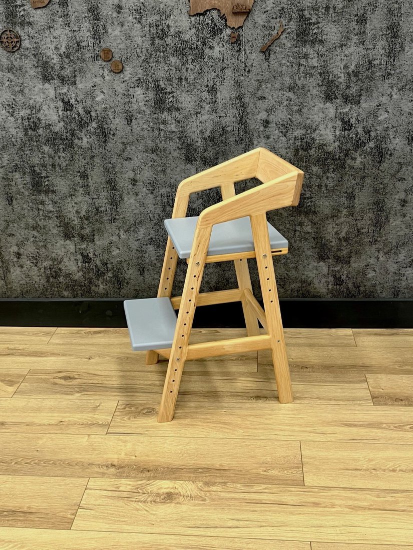 

Растущий стул Мебель из мастерской Массив ольхи светло-серая сидушка и подножка (натуральный)