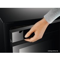 Винный шкаф Electrolux EWUS040B8B