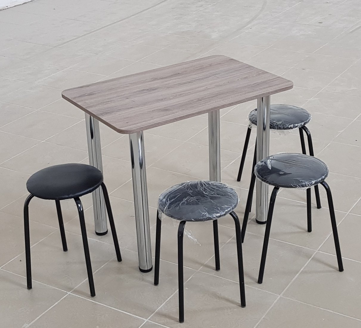 

Обеденная группа Табуретоф стол и 4 табурета (Черный/Черный, ст. 100x60 см, Серый-бежевая)