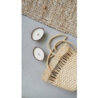 Ароматическая свеча chaos в кокосе (груша в бренди)