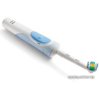 Электрическая зубная щетка Oral-B Vitality 3D White (D12.513W)