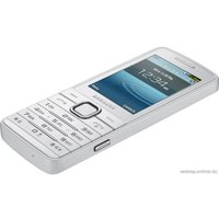 Кнопочный телефон Samsung S5611 (белый)