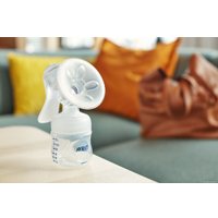 Ручной молокоотсос Philips Avent Natural Comfort с бутылочкой для кормления SCD255/05