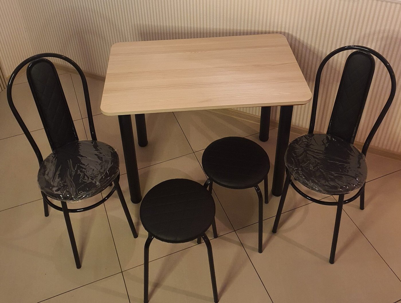 

Обеденная группа Табуретоф стол, 2 табурета, 2 стула (Черный/Черный, ст. 80x60 см, Светло-серый)