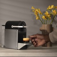 Капсульная кофеварка Nespresso Pixie C62 Titan