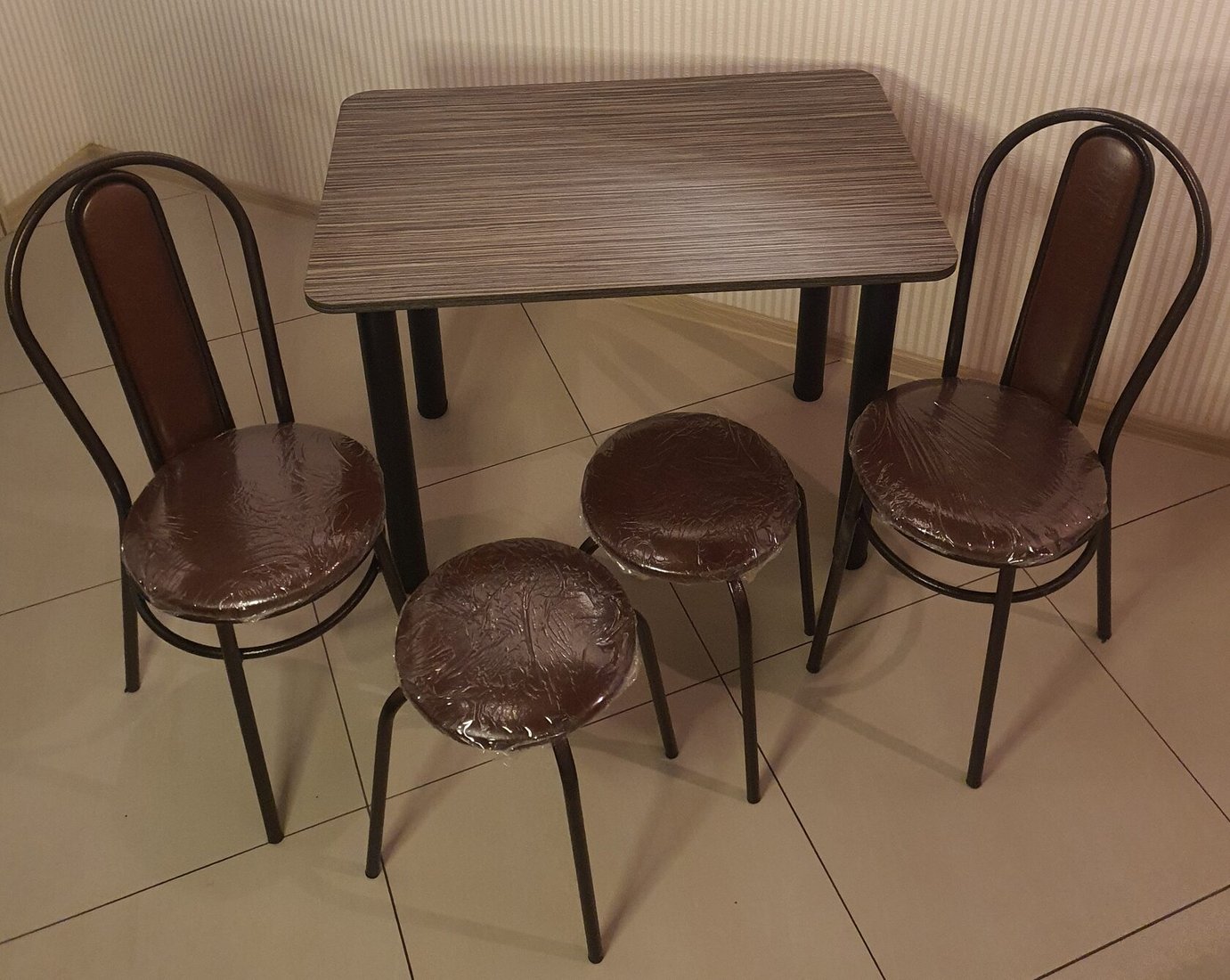 

Обеденная группа Табуретоф стол, 2 табурета, 2 стула (Шоколад/Венге, ст. 110x70 см, Темно-коричневый-черный)