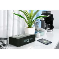 Настольные часы с беспроводной зарядкой Lenco CR-580BK