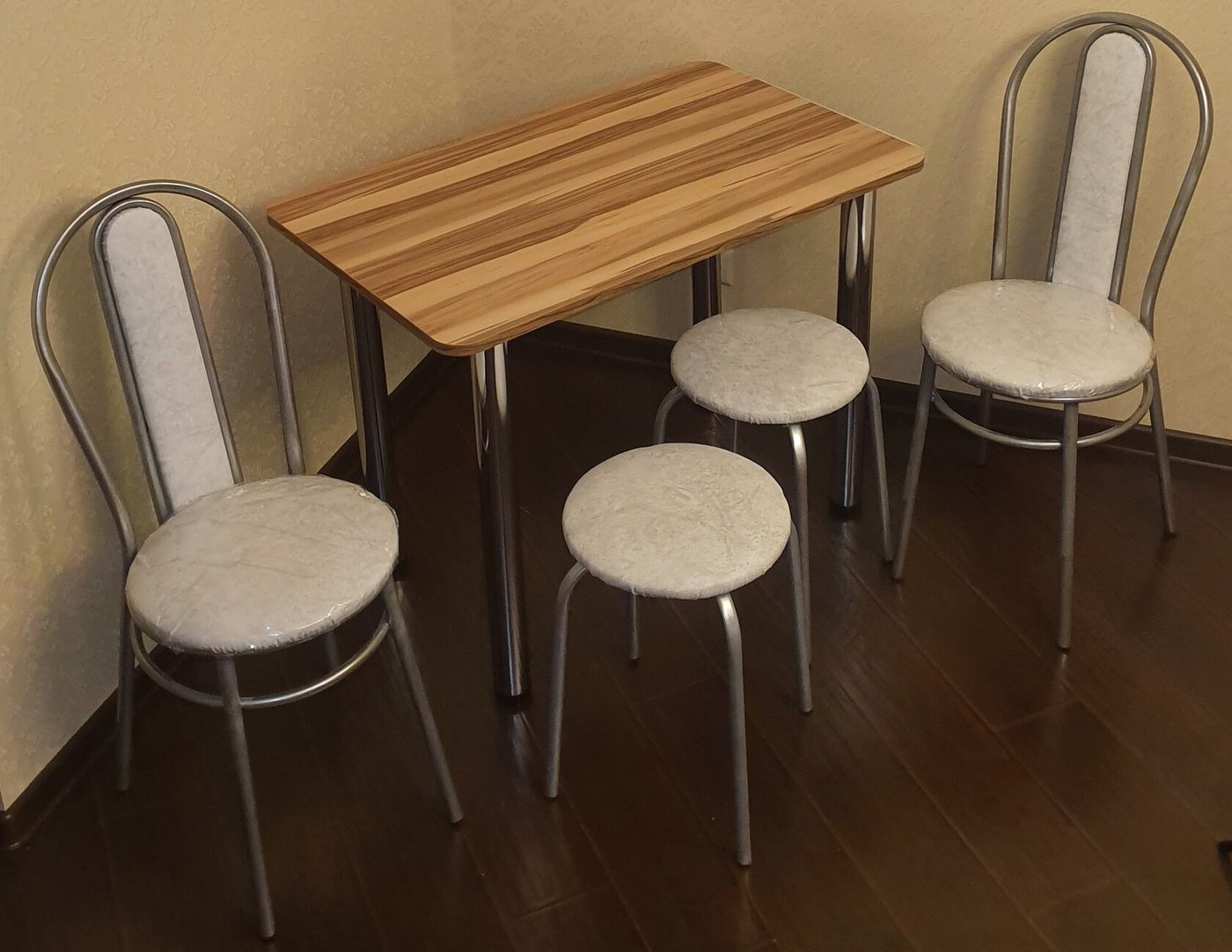 

Обеденная группа Табуретоф стол, 2 табурета, 2 стула (Мрамор/Серебро, ст. 90x60 см, Светло-кремовый)