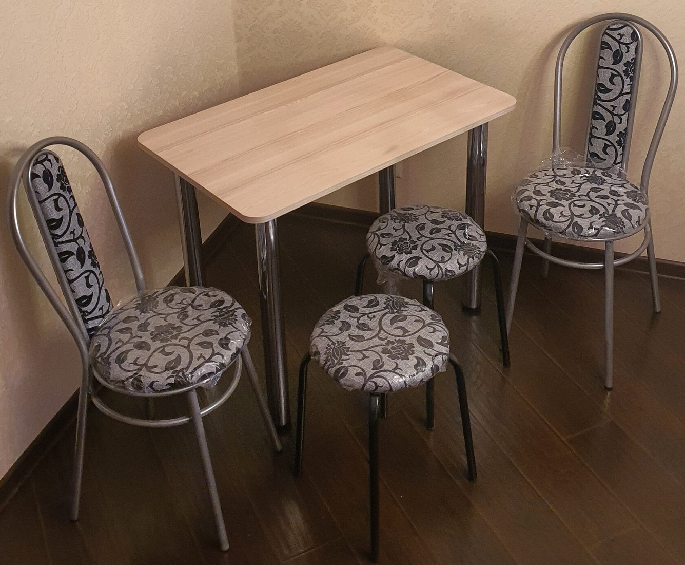 

Обеденная группа Табуретоф стол, 2 табурета, 2 стула (Цветы/Серебро, ст. 100x60 см, Светло-серый)