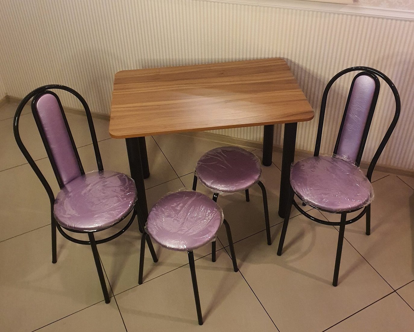 

Обеденная группа Табуретоф стол, 2 табурета, 2 стула (Фиолет/Черный, ст. 110x70 см, Карамельно-рыжий)