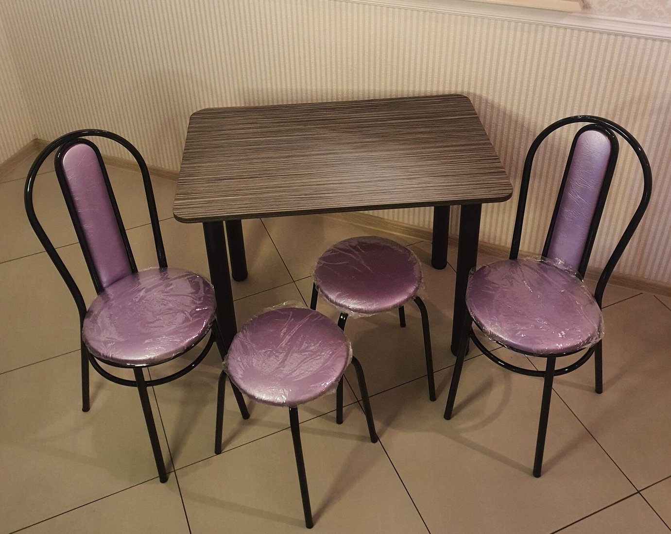 

Обеденная группа Табуретоф стол, 2 табурета, 2 стула (Фиолет/Черный, ст. 100x60 см, Темно-серый)