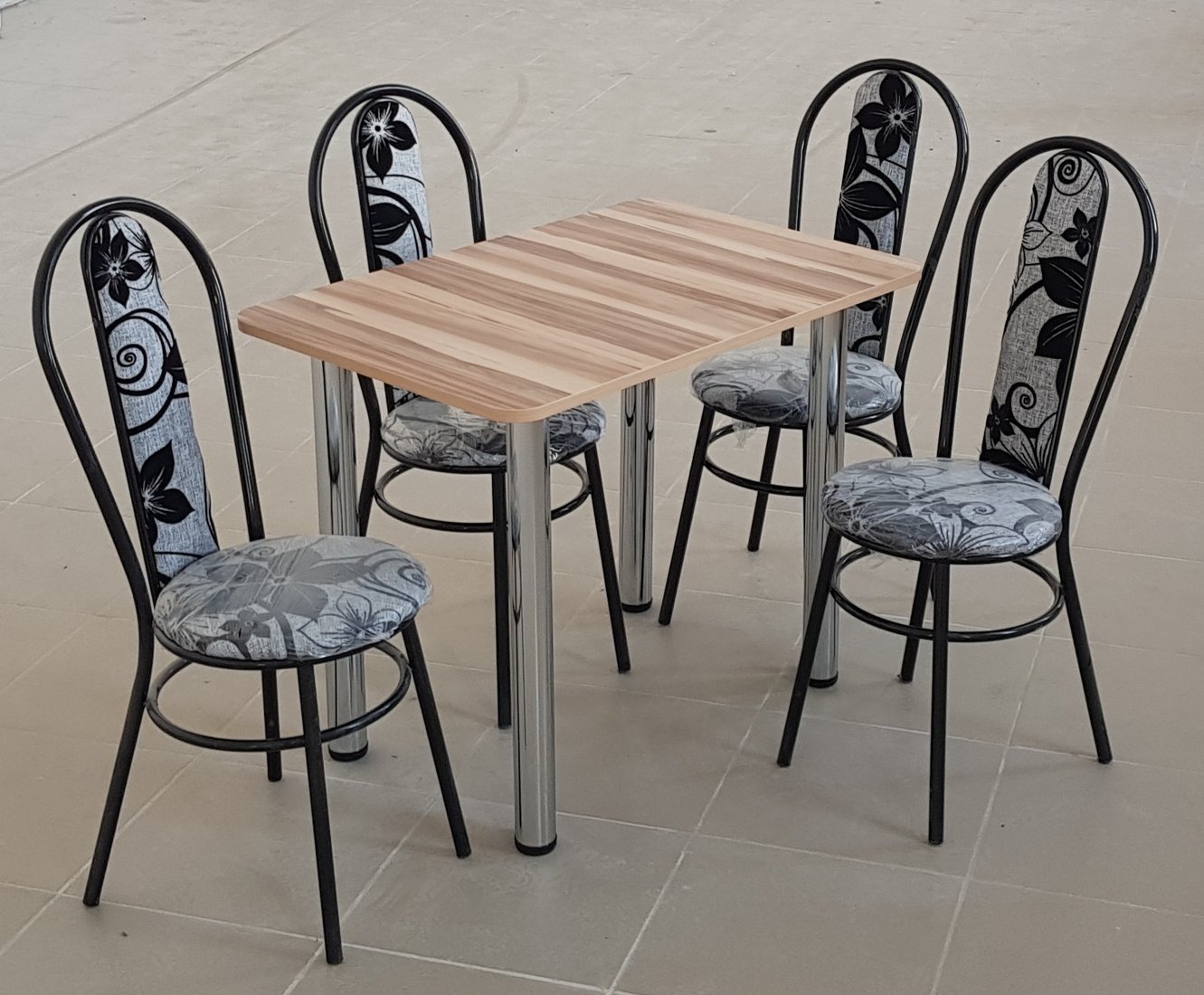 

Обеденная группа Табуретоф стол и 4 стула (Цветы/Черный, ст. 110x70 см, Светло-кремовый)