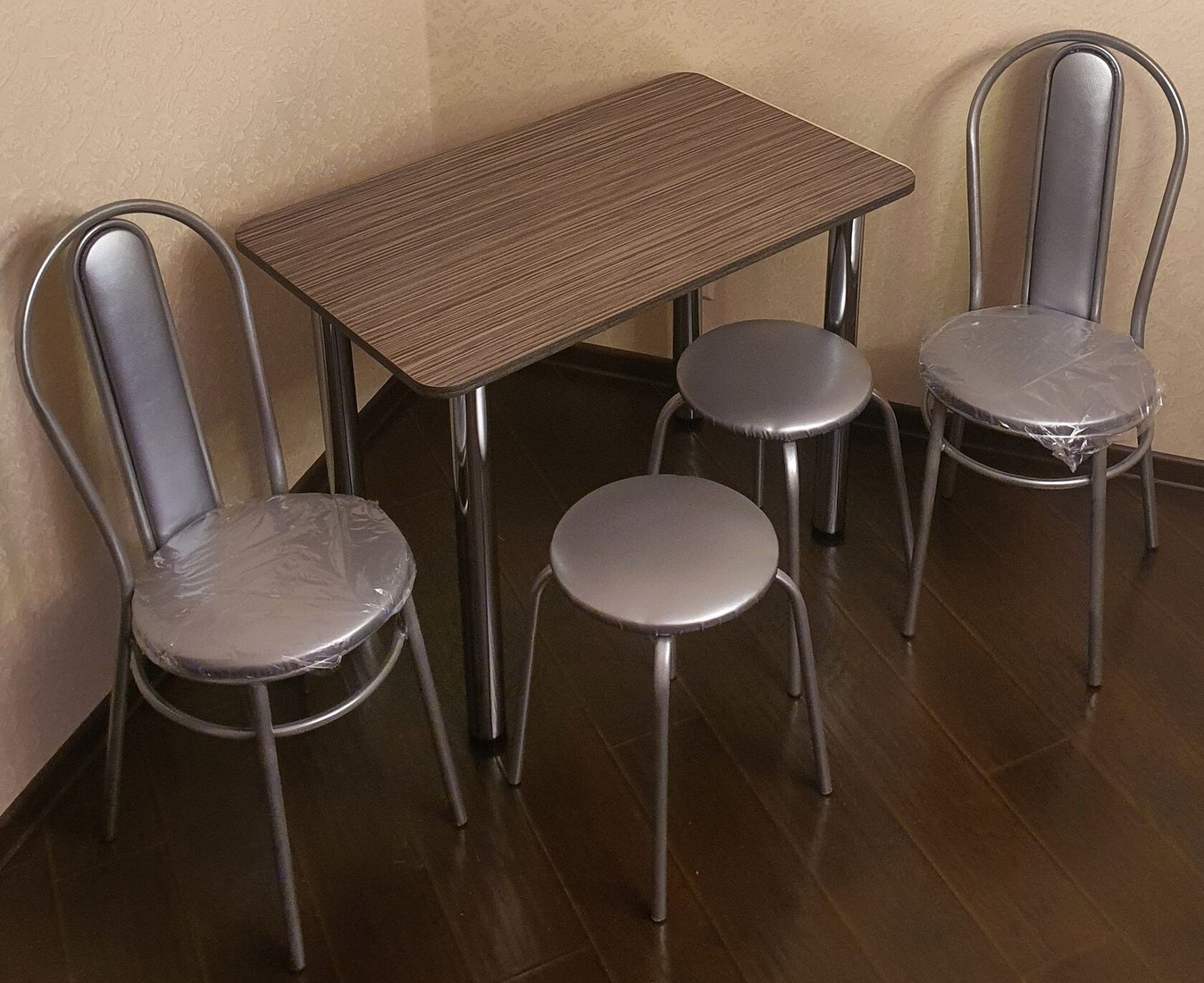 

Обеденная группа Табуретоф стол, 2 табурета, 2 стула (Серебро/Серебро/Стеганный, ст. 90x60 см, Серый-каштановый)