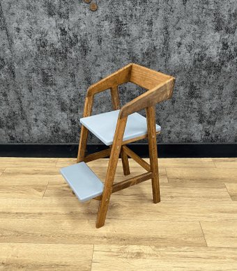 Растущий стул Мебель из мастерской Массив ольхи светло-серая сидушка и подножка (дуб)