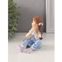 Статуэтка Sima-Land Малышка в джинсовом комбинезоне с сумкой-портфелем 10583343