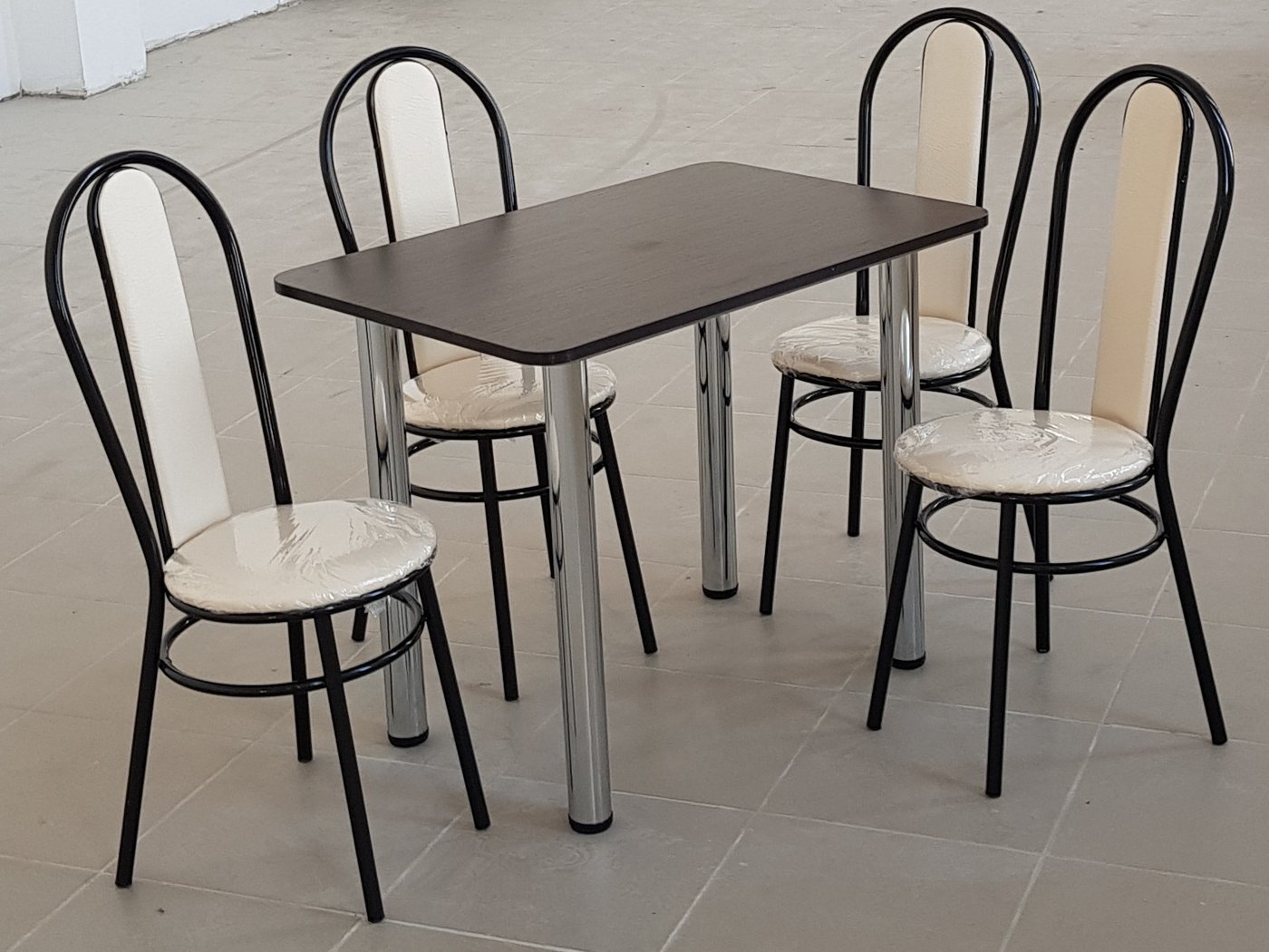 

Обеденная группа Табуретоф стол и 4 стула (Молоко/Черный, ст. 80x60 см, Темно-коричневый)