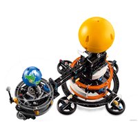 Конструктор LEGO Technic 42179 Планета Земля и Луна на орбите