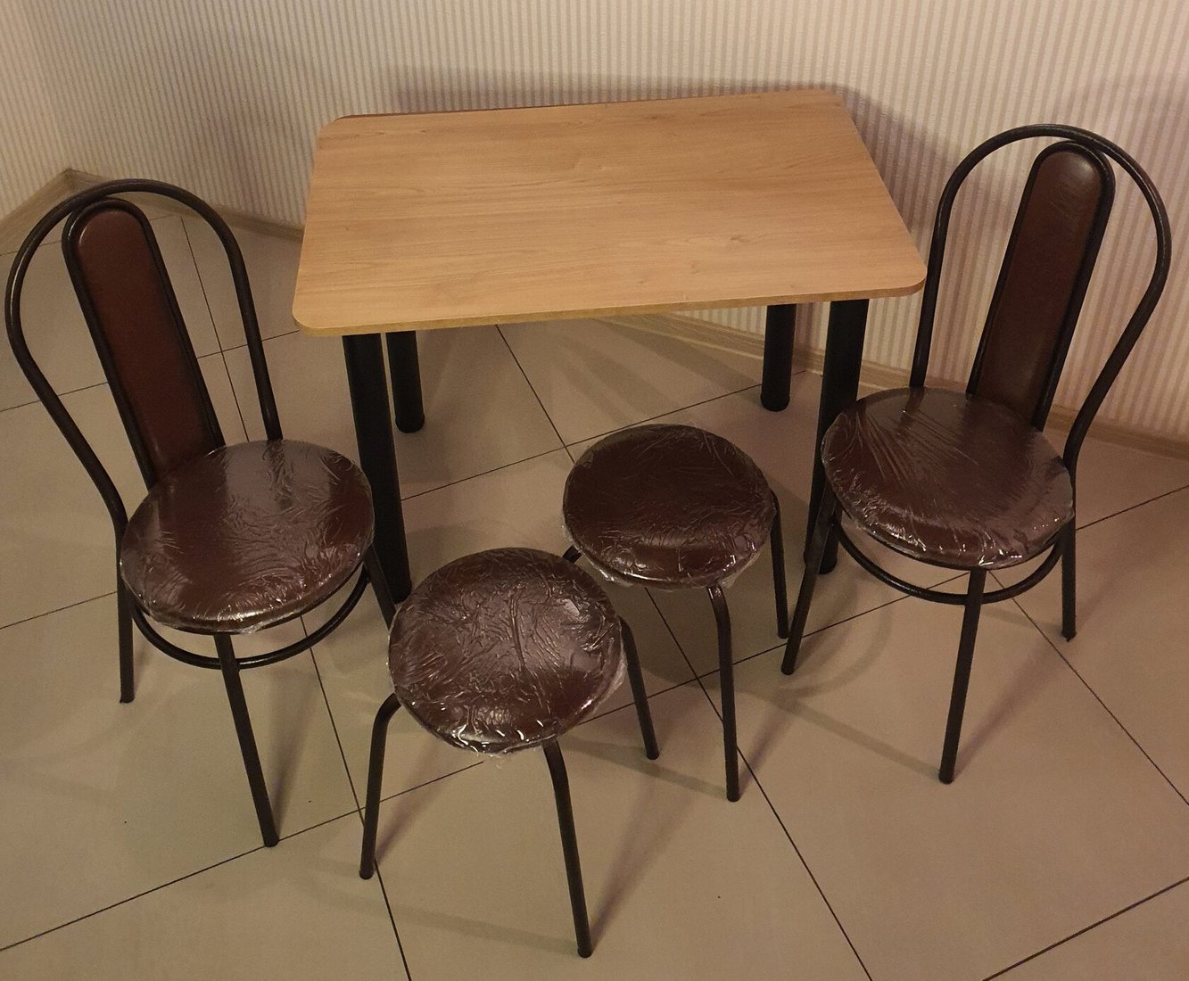 

Обеденная группа Табуретоф стол, 2 табурета, 2 стула (Шоколад/Венге, ст. 80x60 см, Бежево-каштановый)