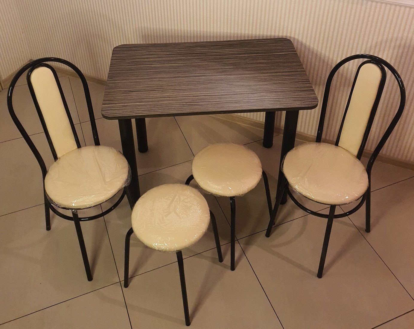 

Обеденная группа Табуретоф стол, 2 табурета, 2 стула (Молоко/Черный , ст. 80x60 см, Темно-серый)