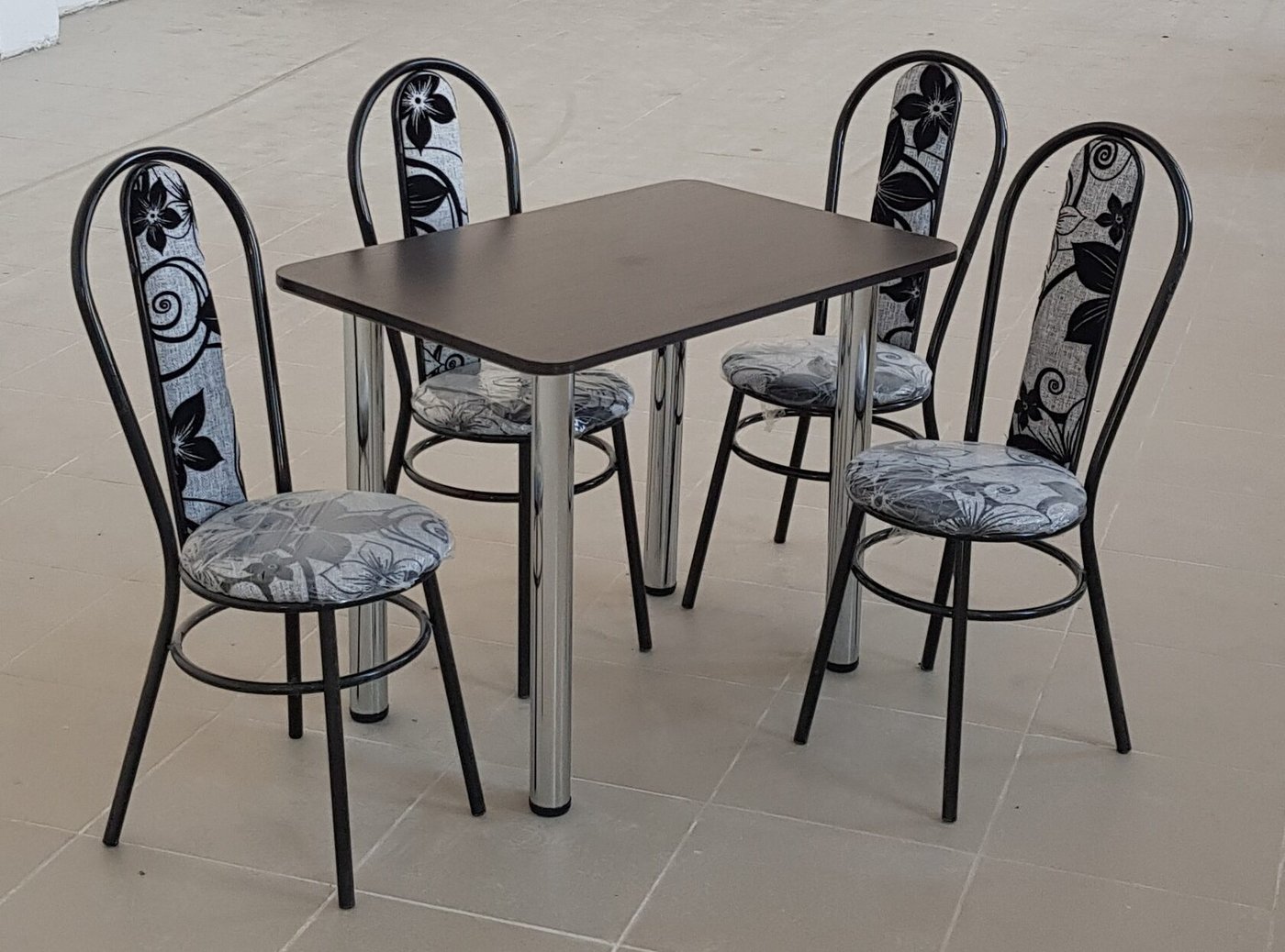 

Обеденная группа Табуретоф стол и 4 стула (Цветы/Черный, ст. 100x60 см, Черный)