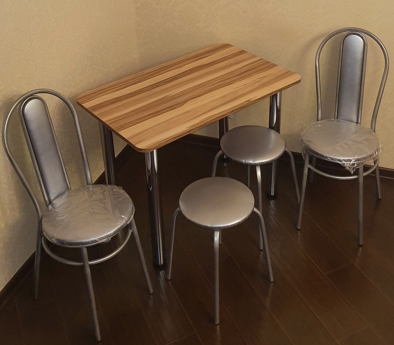 

Обеденная группа Табуретоф стол, 2 табурета, 2 стула (Серебро/Серебро/Стеганный, ст. 100x60 см, Светло-кремовый)