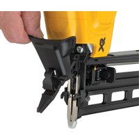 Гвоздезабиватель DeWalt DCN662D2 (с 2-мя АКБ, кейс)