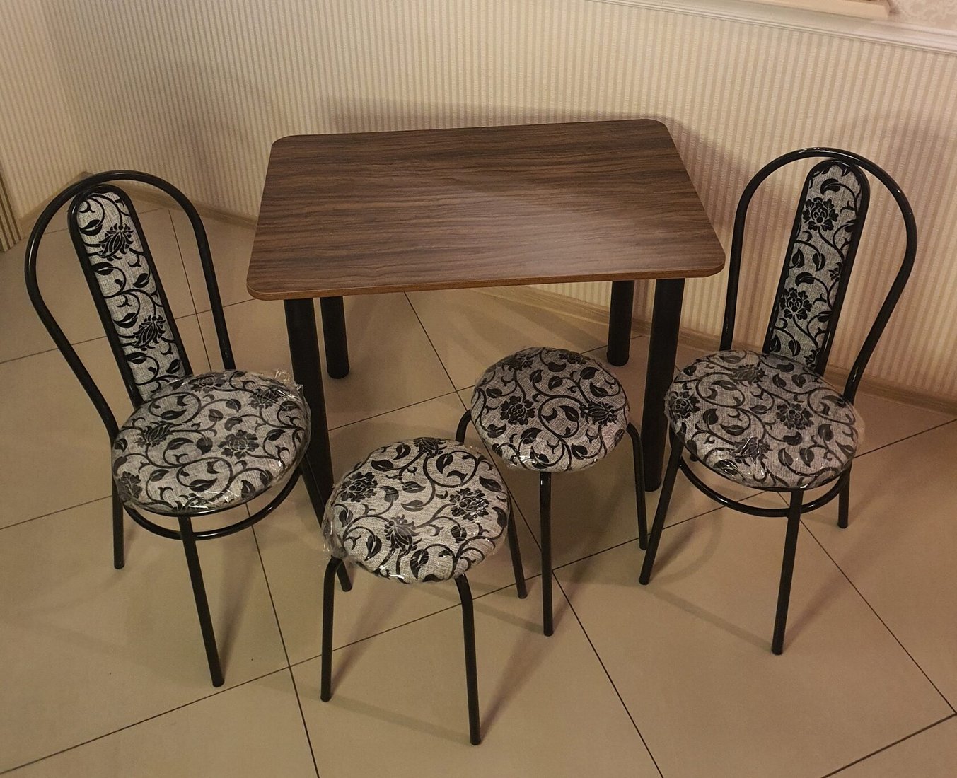 

Обеденная группа Табуретоф стол, 2 табурета, 2 стула (Цветы/Черный, ст. 80x60 см, Темно-коричневый)