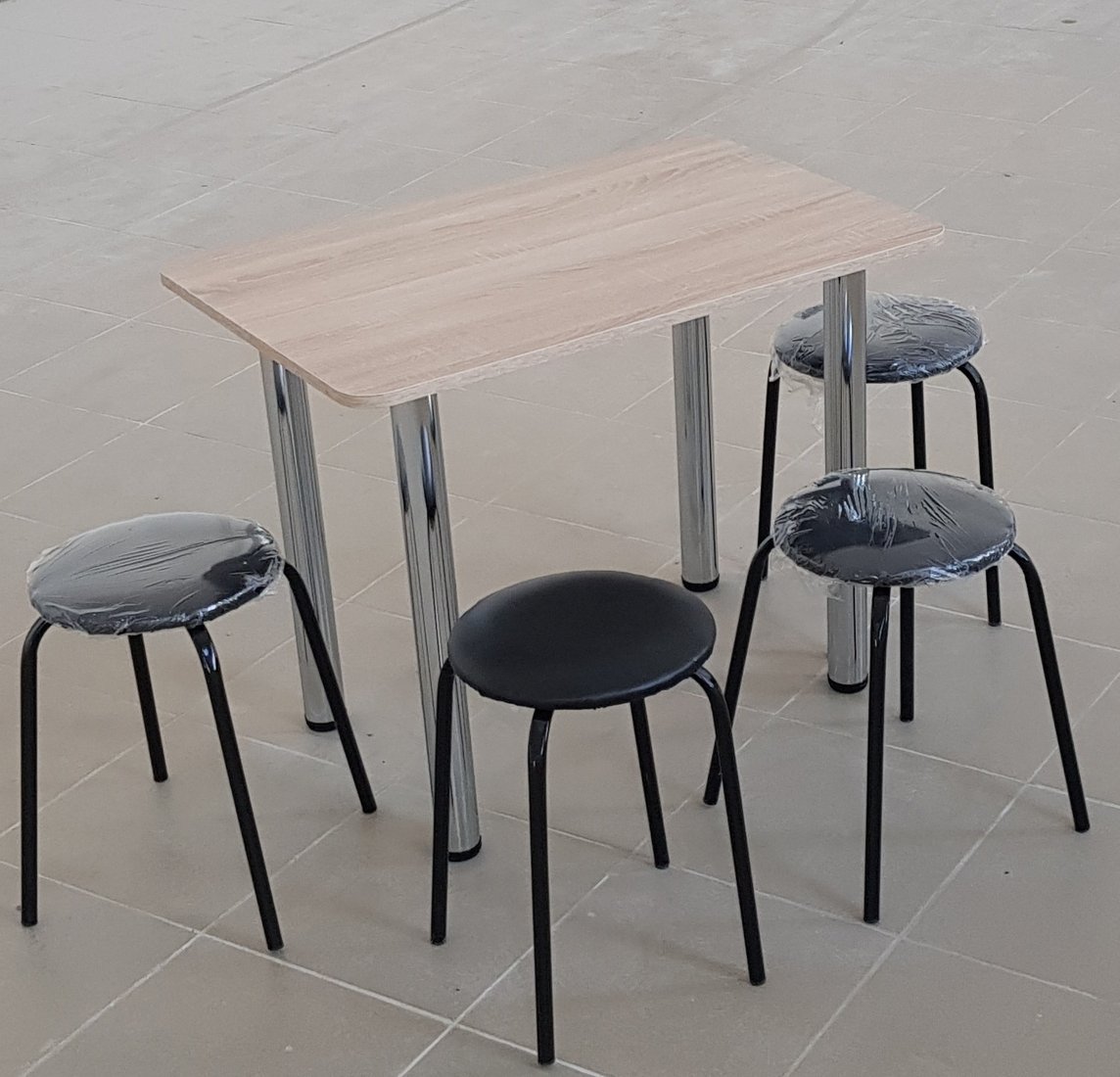 

Обеденная группа Табуретоф стол и 4 табурета (Черный/Черный, ст. 90x60 см, Светло-серый)