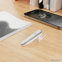 Bluetooth гарнитура Hoco E60 (белый/серебристый)