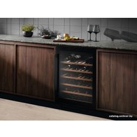 Винный шкаф Electrolux EWUS052B5B