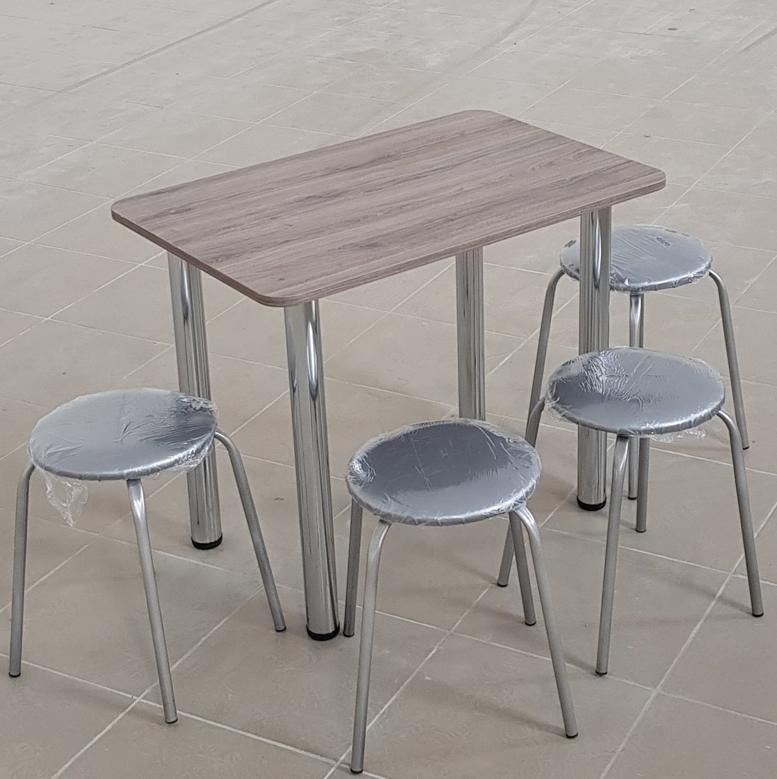 

Обеденная группа Табуретоф стол и 4 табурета (Серебро/Серебро, ст. 100x60 см, Серый-каштановый)