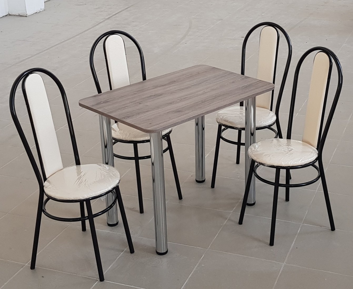 

Обеденная группа Табуретоф стол и 4 стула (Молоко/Черный, ст. 100x60 см, Серый-карамельный)