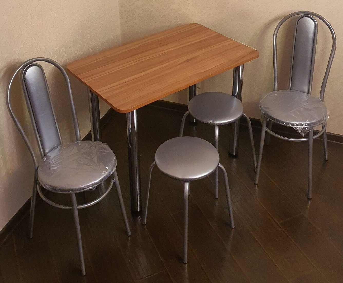 

Обеденная группа Табуретоф стол, 2 табурета, 2 стула (Серебро/Серебро/Стеганный, ст. 110x70 см, Карамельно-рыжий)