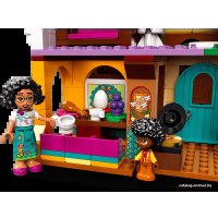 Конструктор LEGO Disney Princess 43202 Дом семьи Мадригал