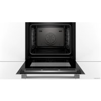 Электрический духовой шкаф Bosch Serie 8 HSG636BW1