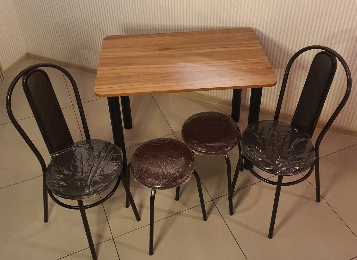 

Обеденная группа Табуретоф стол, 2 табурета, 2 стула (Шоколад/Венге/Стеганный, ст. 110x70 см, Карамельно-каштановый)