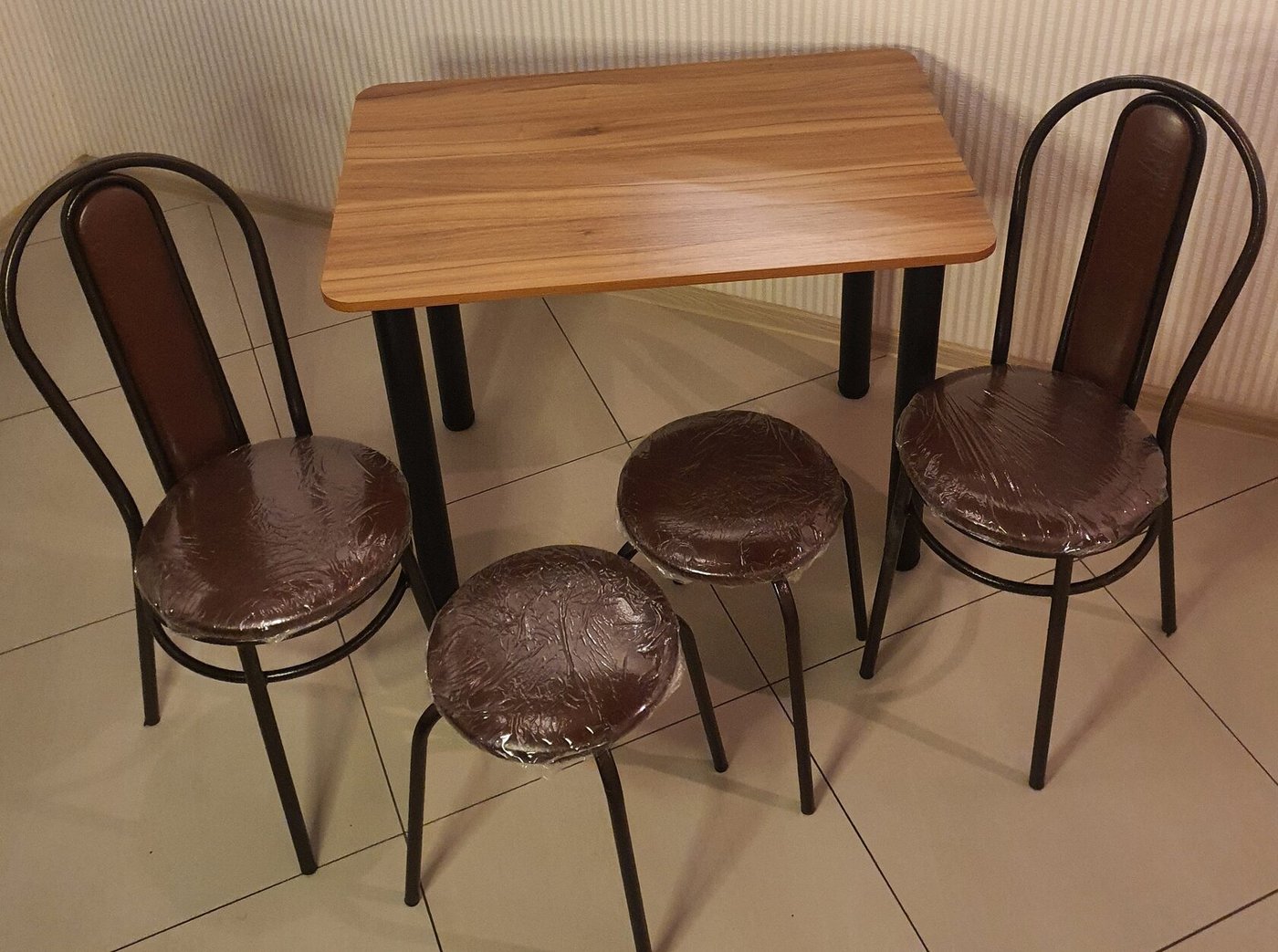 

Обеденная группа Табуретоф стол, 2 табурета, 2 стула (Шоколад/Венге, ст. 100x60 см, Карамельно-коричневый)