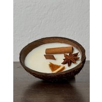 Ароматическая свеча chaos в кокосе (груша в бренди)