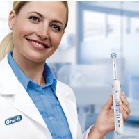 Электрическая зубная щетка Oral-B Junior Smart