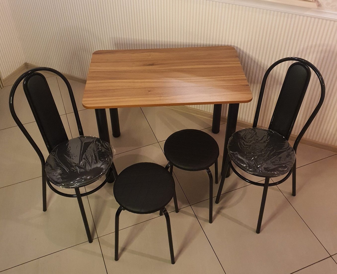 

Обеденная группа Табуретоф стол, 2 табурета, 2 стула (Черный/Черный, ст. 100x60 см, Карамельно-янтарный)