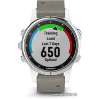 Умные часы Garmin Fenix 5S Plus Sapphire (белый/серый замшевый)