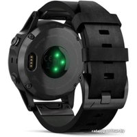 Умные часы Garmin Fenix 5 Plus Sapphire (черный/черный кожаный)