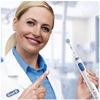 Электрическая зубная щетка Oral-B Pro 670 Cross Action