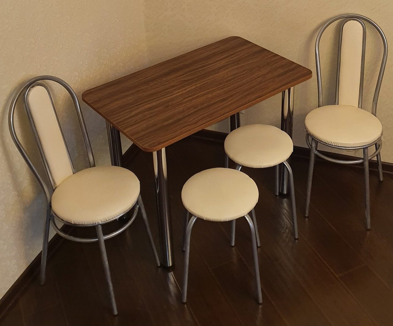 

Обеденная группа Табуретоф стол, 2 табурета, 2 стула (Молоко/Серебро/Стеганный, ст. 110x70 см, Каштаново-рыжий)