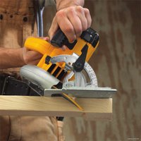 Дисковая (циркулярная) пила DeWalt DWE575