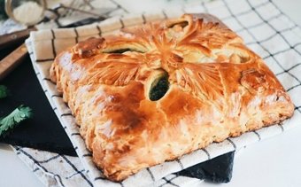 Штолле Пирог с лососем и шпинатом