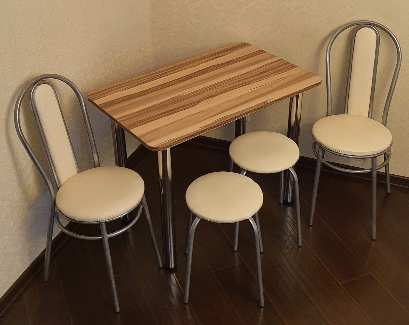 

Обеденная группа Табуретоф стол, 2 табурета, 2 стула (Молоко/Серебро/Стеганный, ст. 90x60 см, Светло-кремовый)