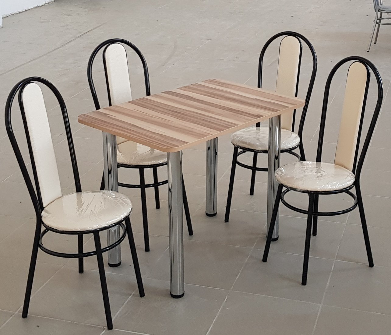 

Обеденная группа Табуретоф стол и 4 стула (Молоко/Черный, ст. 90x60 см, Кремово-коричневый)